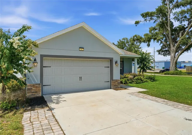 Single family home for sale at 362 Lake St, UMATILLA, FL 32784 | MLS# G5115104