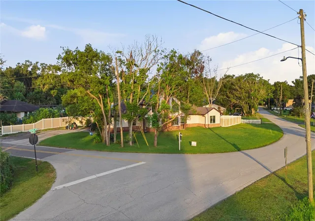Photo 4 of Single family home for sale at 212 Pleasant St, Lake Helen, FL 32744 | MLS# O6427099 | Listing updated on 2026-09-16