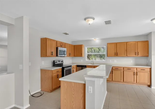 Photo 3 of Sale Pending at 2832 Breezy Meadow Rd, Apopka, FL 32712 | MLS# O6427537 | Listing updated on 2026-09-08