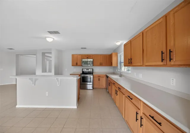 Photo 4 of Sale Pending at 2832 Breezy Meadow Rd, Apopka, FL 32712 | MLS# O6427537 | Listing updated on 2026-09-08