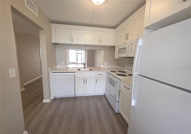 Listing Photo 4 - Condo for sale in building located at 2049 Skimmer Ct W, Clearwater, FL 33762 - Unit #311