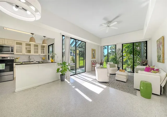 Listing Photo 4 - Condo for sale in building located at 2761 Horseshoe Ct, SARASOTA, FL 34235 - Unit #Q4