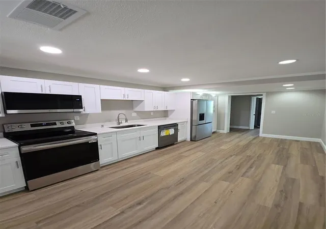 Photo 3 of Single family home for sale at 37406 Vista Dr, Dade City, FL 33523 | MLS# TB8536908 | Listing updated on 2026-09-16
