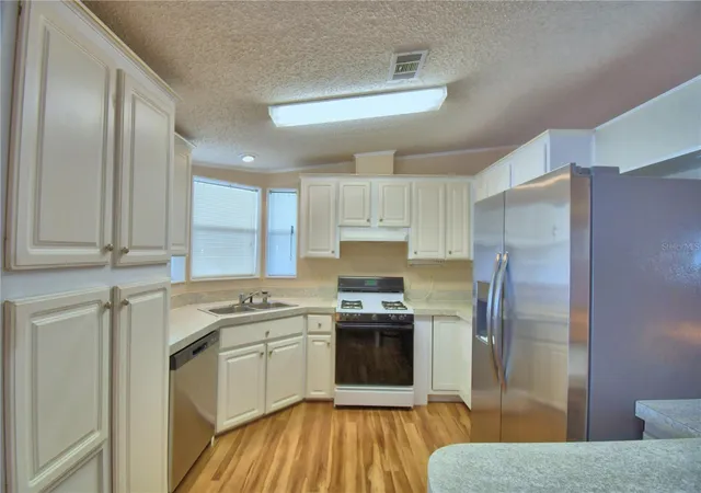 Photo 4 of Manufactured home for sale at 6086 Southern Oaks Dr, Winter Haven, FL 33884 | MLS# L4964177 | Listing updated on 2026-09-18