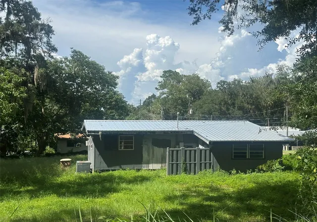 Photo 4 of Sale Pending at 1610 NE 14th Avenue, Ocala, FL 34470 | MLS# OM730143 | Listing updated on 2026-09-09