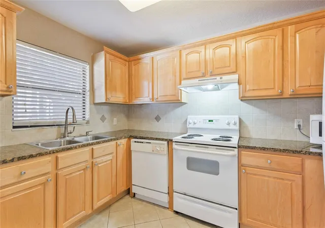 Listing Photo 4 - Condo for sale in building located at 6150 Gulfport Blvd S, Gulfport, FL 33707 - Unit #202