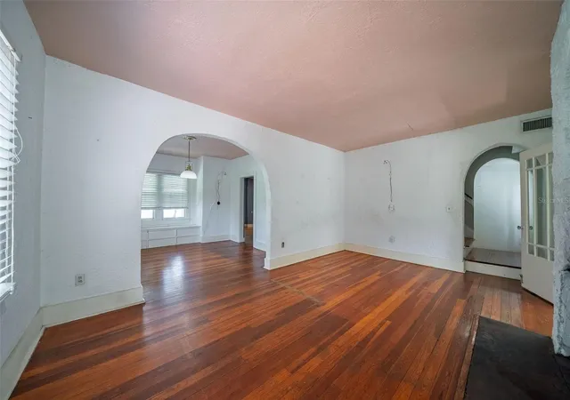 Photo 3 of House for sale at 813 Greenwood St, Orlando, FL 32801 | MLS# O6433558 | Listing updated on 2026-10-07
