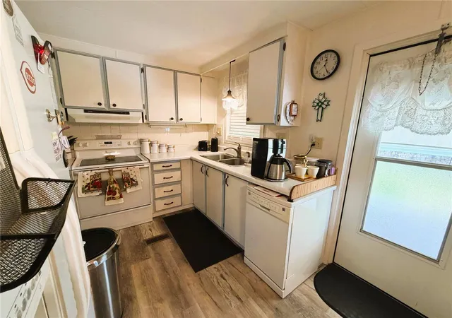 Photo 4 of Manufactured home for sale at 428 Palo Verde Dr, Leesburg, FL 34748 | MLS# R4911820 | Listing updated on 2026-09-24