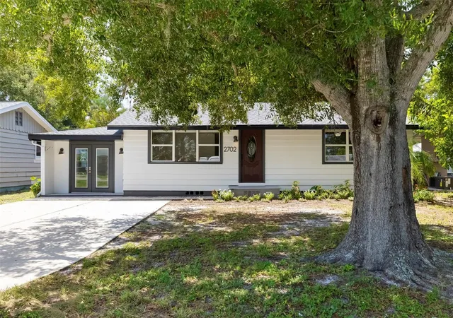 Photo 1 of Single family home for sale at 2702 Grand Cayman St, Sarasota, FL 34231 | MLS# A4703229 | Listing updated on 2026-09-17