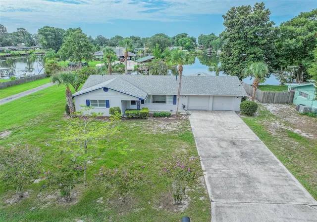 Photo 2 of Single family home for sale at 2712 Grand Is Shrs Rd, Eustis, FL 32726 | MLS# G5116607 | Listing updated on 2026-09-17