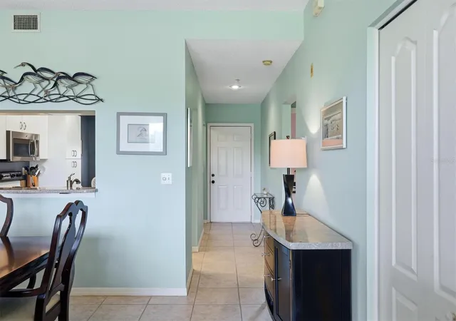 Listing Photo 4 - Condo for sale in building located at 9610 Clb S Cir, Sarasota, FL 34238 - Unit #4107