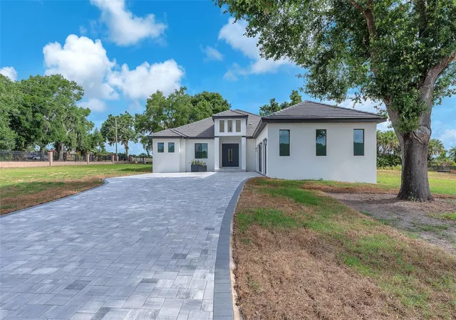 Photo 4 of Single family home for sale at 11921 Fort King Hwy, Thonotosassa, FL 33592 | MLS# TB8543251 | Listing updated on 2026-09-09
