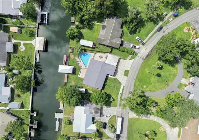 Photo 2 of Single family home for sale at 1303 Se Kings Bay Dr, Crystal River, FL 34429 | MLS# TB8543806 | Listing updated on 2026-10-06