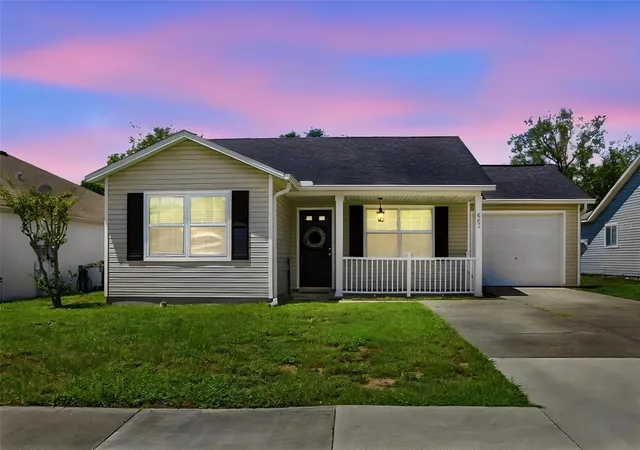 Single family home for sale at 863 Wisteria Pl, TAVARES, FL 32778 | MLS# O6437755