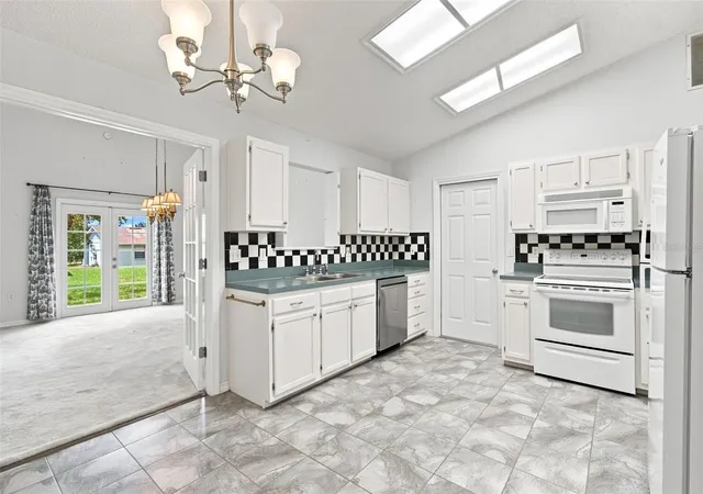 Photo 4 of Single family home for sale at 863 Wisteria Pl, Tavares, FL 32778 | MLS# O6437755 | Listing updated on 2026-09-09