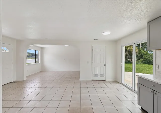 Photo 4 of Single family home for sale at 875 Loomis Ave, Daytona Beach, FL 32114 | MLS# O6437932 | Listing updated on 2026-10-06