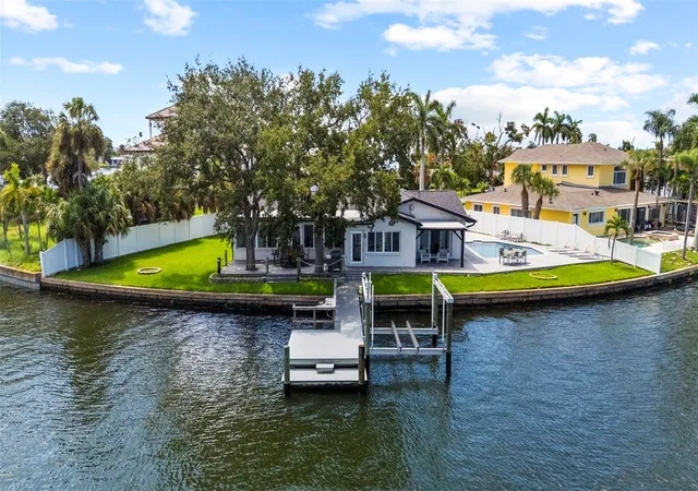 Photo 4 of Single family home for sale at 1514 Sea Gull Dr S, Saint Petersburg, FL 33707 | MLS# TB8544585 | Listing updated on 2026-10-27