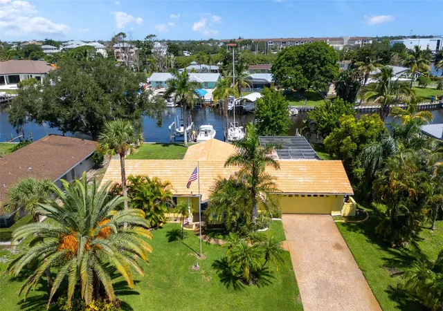 Photo 1 of Single family home for sale at 133 Holly Ave, Sarasota, FL 34243 | MLS# A4704804 | Listing updated on 2026-09-09
