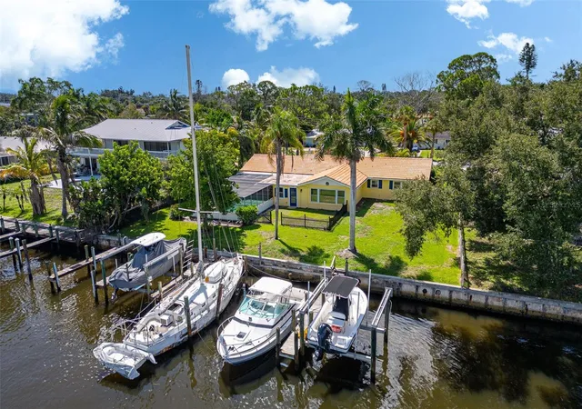 Photo 2 of Single family home for sale at 133 Holly Ave, Sarasota, FL 34243 | MLS# A4704804 | Listing updated on 2026-09-09