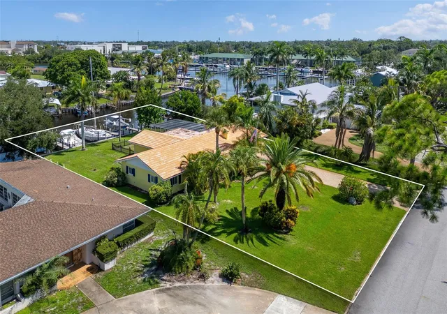 Photo 3 of Single family home for sale at 133 Holly Ave, Sarasota, FL 34243 | MLS# A4704804 | Listing updated on 2026-09-09