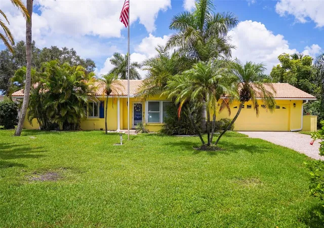 Photo 4 of Single family home for sale at 133 Holly Ave, Sarasota, FL 34243 | MLS# A4704804 | Listing updated on 2026-09-09