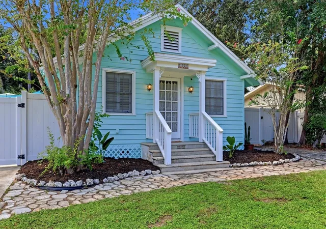 Photo 1 of Single family home for sale at 2520 Huntington Ave, Sarasota, FL 34232 | MLS# A4704959 | Listing updated on 2026-09-09
