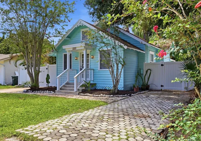 Photo 2 of Single family home for sale at 2520 Huntington Ave, Sarasota, FL 34232 | MLS# A4704959 | Listing updated on 2026-09-09
