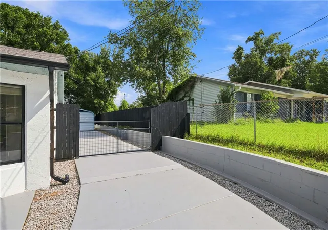 Photo 4 of Single family home for sale at 11615 SE 129th Lane, Ocklawaha, FL 32179 | MLS# OM731656 | Listing updated on 2026-09-23