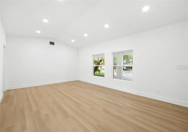 Photo 4 of Single family home for sale at 618 Blairshire Cir, Winter Park, FL 32792 | MLS# O6439298 | Listing updated on 2026-10-11