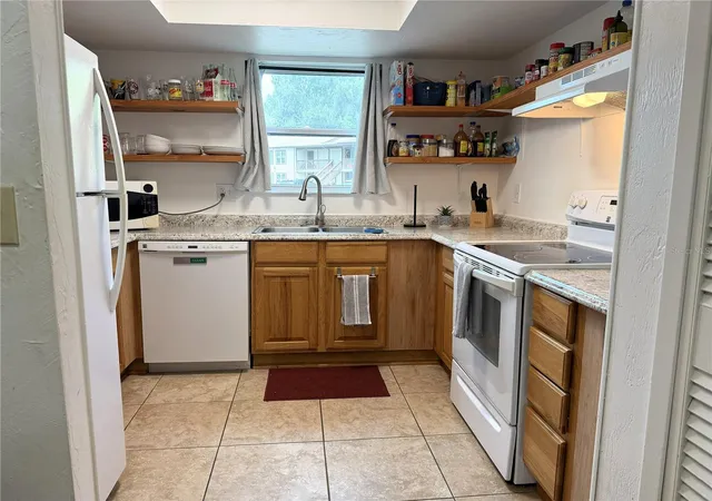 Listing Photo 5 - Condo for sale in building located at 13103 Sandalwood Dr, WILDWOOD, FL 34785 - Unit #13-103