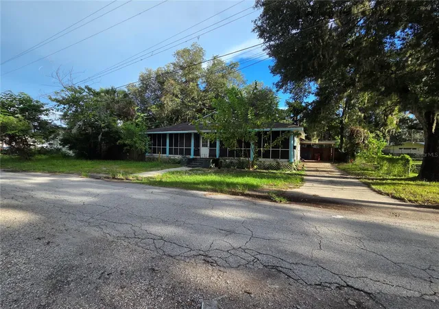 Photo 2 of Single family home for sale at 113 W Strickland St, Plant City, FL 33563 | MLS# TB8546765 | Listing updated on 2026-09-09