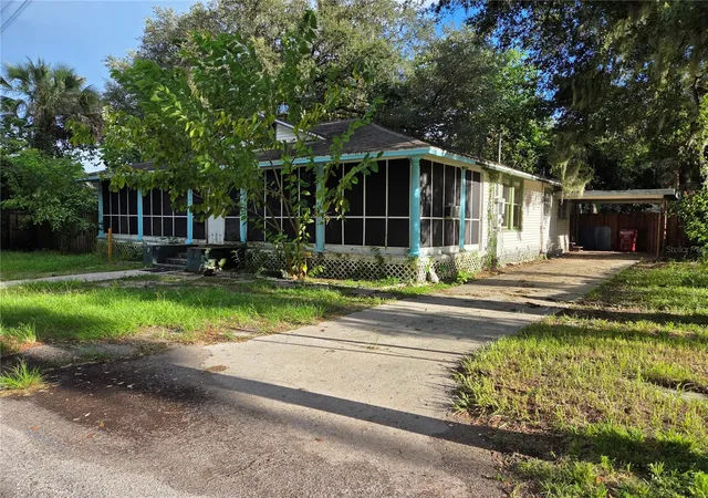 Photo 3 of Single family home for sale at 113 W Strickland St, Plant City, FL 33563 | MLS# TB8546765 | Listing updated on 2026-09-09