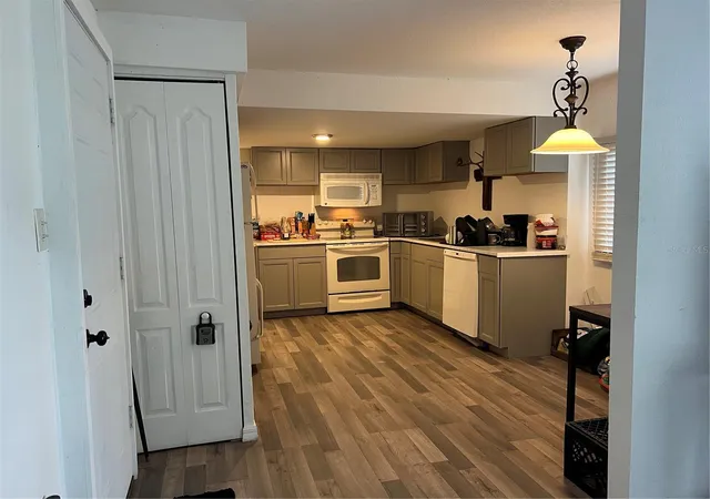 Photo 4 of Manufactured home for sale at 124 Cotton Ct, Auburndale, FL 33823 | MLS# S5157222 | Listing updated on 2026-09-09