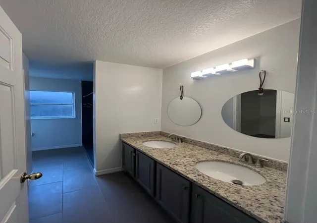 Photo 3 of Single family home for sale at 520 E Magnolia Ave, Longwood, FL 32750 | MLS# O6440972 | Listing updated on 2026-09-16