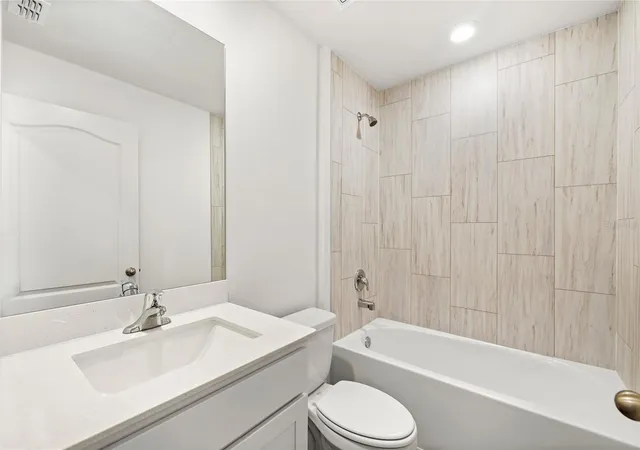 Photo 4 of Single family home for sale at 318 Bowfin Ct, Kissimmee, FL 34759 | MLS# O6441090 | Listing updated on 2026-10-20