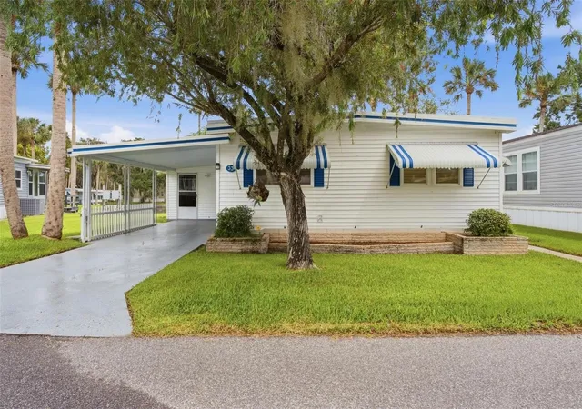 Photo 4 of Manufactured home for sale at 33 Cocos Plumosa Dr, Eustis, FL 32726 | MLS# G5117781 | Listing updated on 2026-09-18