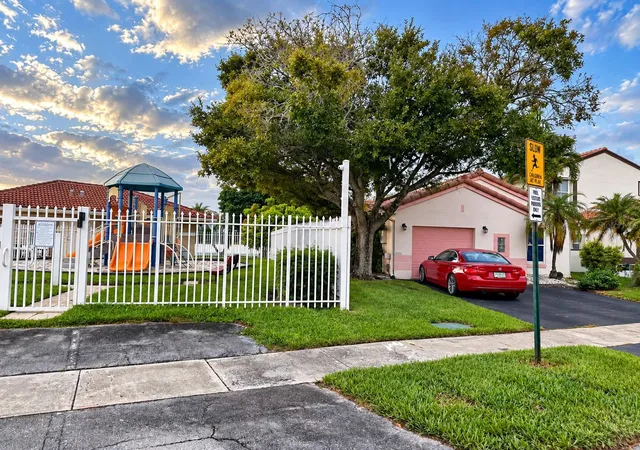 Photo 2 of Single family home for sale at 2122 Nw 184th Way, Pembroke Pines, FL 33029 | MLS# O6442219 | Listing updated on 2026-09-18