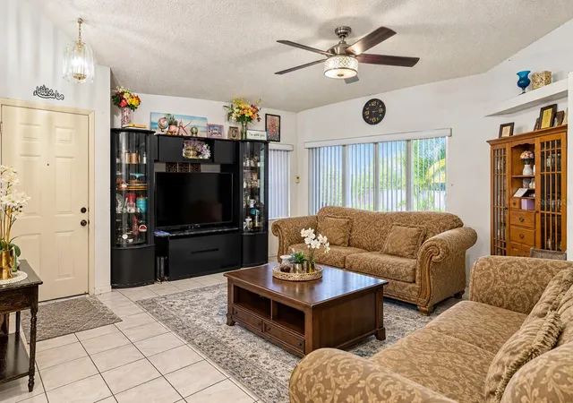 Photo 4 of Single family home for sale at 2122 NW 184th Way, Pembroke Pines, FL 33029 | MLS# O6442219 | Listing updated on 2026-09-18