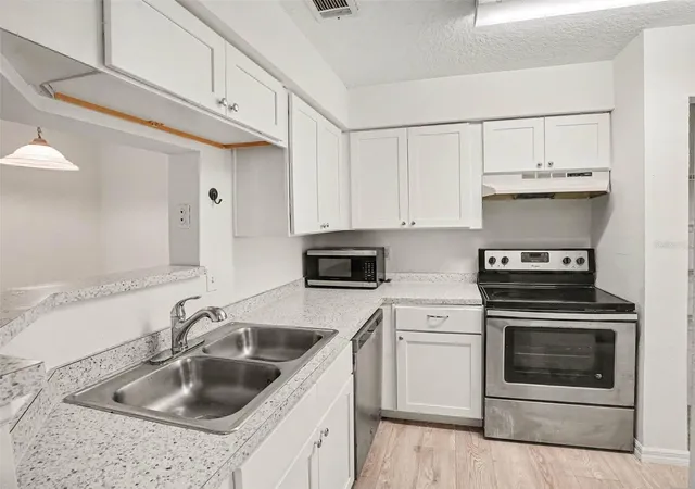 Listing Photo 4 - Condo for sale in building located at 199 Afton Sq, Altamonte Springs, FL 32714 - Unit #108