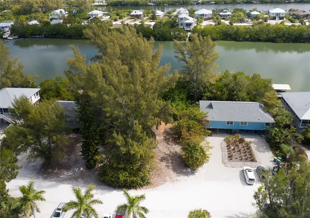 3rd image of 322 S Gulf Blvd, Placida, FL 33946 | MLS# D6132419