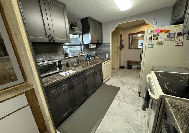 Photo 4 of Manufactured home for sale at 9000 Lake Point Blvd, Lake Wales, FL 33898 | MLS# P4928210 | Listing updated on 2026-10-02