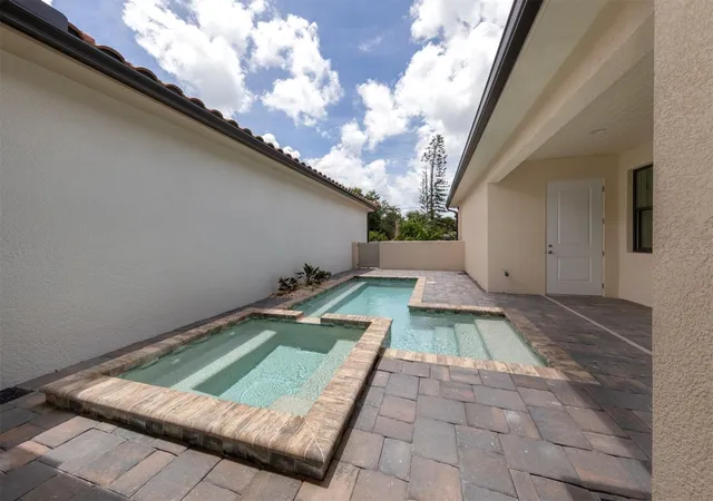 Photo 1 of Single family home for sale at 922 E Venice Ave, Venice, FL 34285 | MLS# N6130466 | Listing updated on 2026-08-21