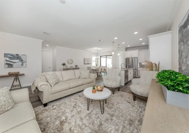 Photo 2 of Single family home for sale at 922 E Venice Ave, Venice, FL 34285 | MLS# N6130466 | Listing updated on 2026-08-21