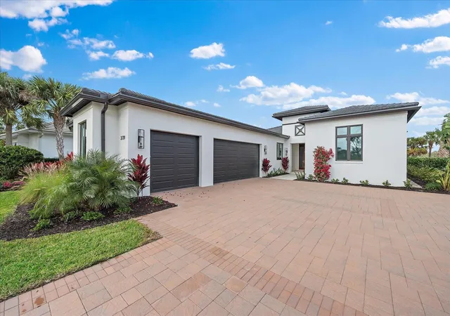 Photo 1 of Single family home for sale at 3739 Caledonia Ln, Sarasota, FL 34240 | MLS# A4596324 | Listing updated on 2026-08-02