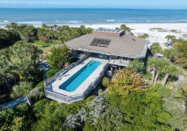 Photo 3 of Single family home for sale at 1198 Mandalay Pt, Clearwater Beach, FL 33767 | MLS# U8231430 | Listing updated on 2026-07-19