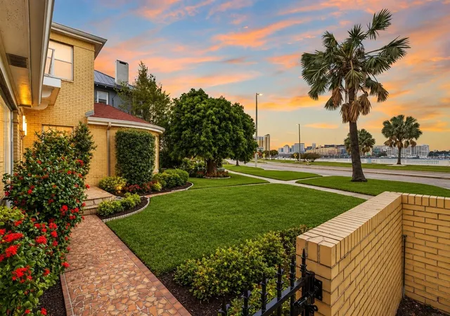 Photo 4 of Single family home for sale at 803 Bayshore Blvd, Tampa, FL 33606 | MLS# T3529596 | Listing updated on 2026-09-22