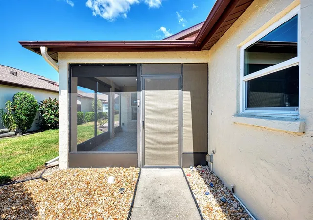 3rd image of 570 Foxwood Blvd, ENGLEWOOD, FL 34223