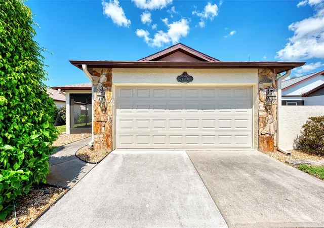 5th image of 570 Foxwood Blvd, ENGLEWOOD, FL 34223