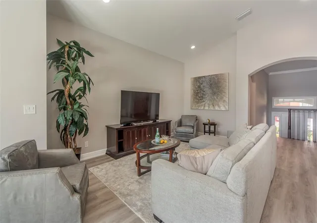 5th image of 17B Franklin Ct S, Saint Petersburg, FL 33711 | MLS# U8245838