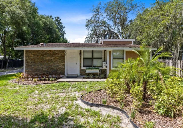 Photo 1 of Sale Pending at 424 E Welch Rd, Apopka, FL 32712 | MLS# O6216745 | Listing updated on 2026-09-29